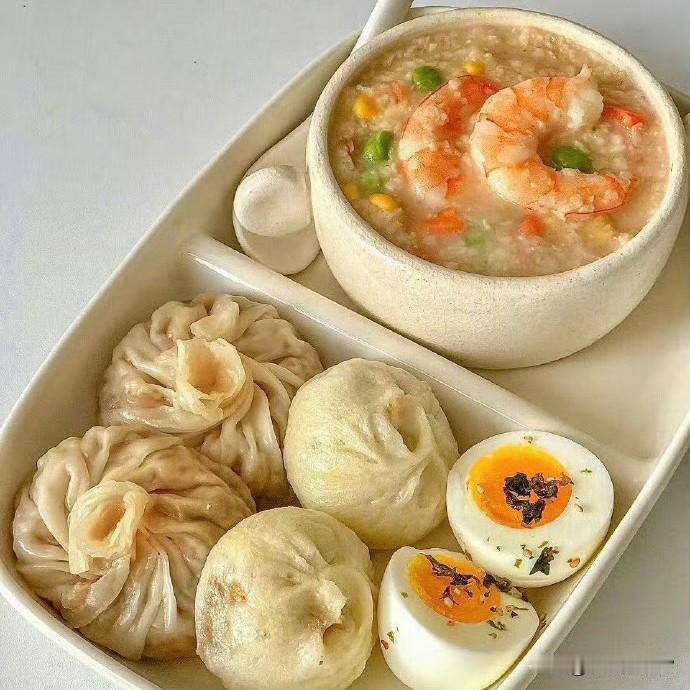 【早餐与茶点的诗意日常】
清晨，来一份鲜虾粥配汤包煎包，溏心蛋的细腻在舌尖化开，