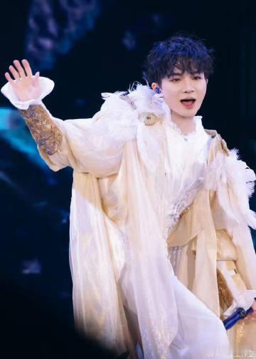 周深良陈美锦主题曲星昼上线电视剧良陈美锦当周深的声音与《星昼》的旋律交织，瞬间唤