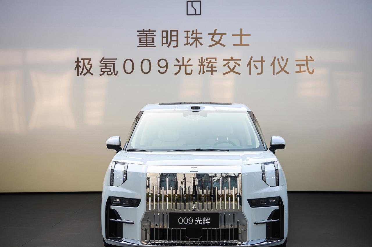 近日，格力电器董事长董明珠前往吉利控股集团北京代表处，正式提车极氪009光辉。吉