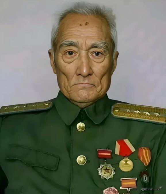 1938 年，八路军排长肖万世因手下小战士捅死挑衅的日军俘虏，被上级以驭下无方撤