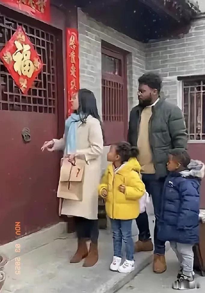 嫁出去的女儿，泼出去的水？七年前她不顾家人反对，执意远嫁国外！

如今带着黑人老