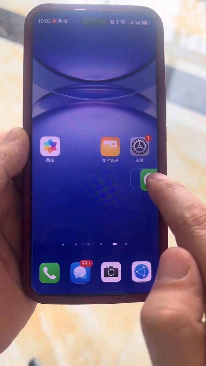 手机移动图标，这方法来了。
你们移动手机图标的时候是不是像这样一个一个的去移动？