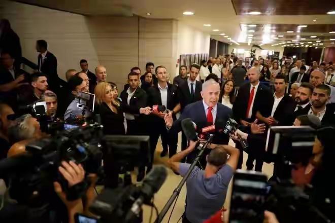 内塔尼亚胡和他的妻子，他的妻子是他坚定的支持者吧，他们俩的表情好一致。