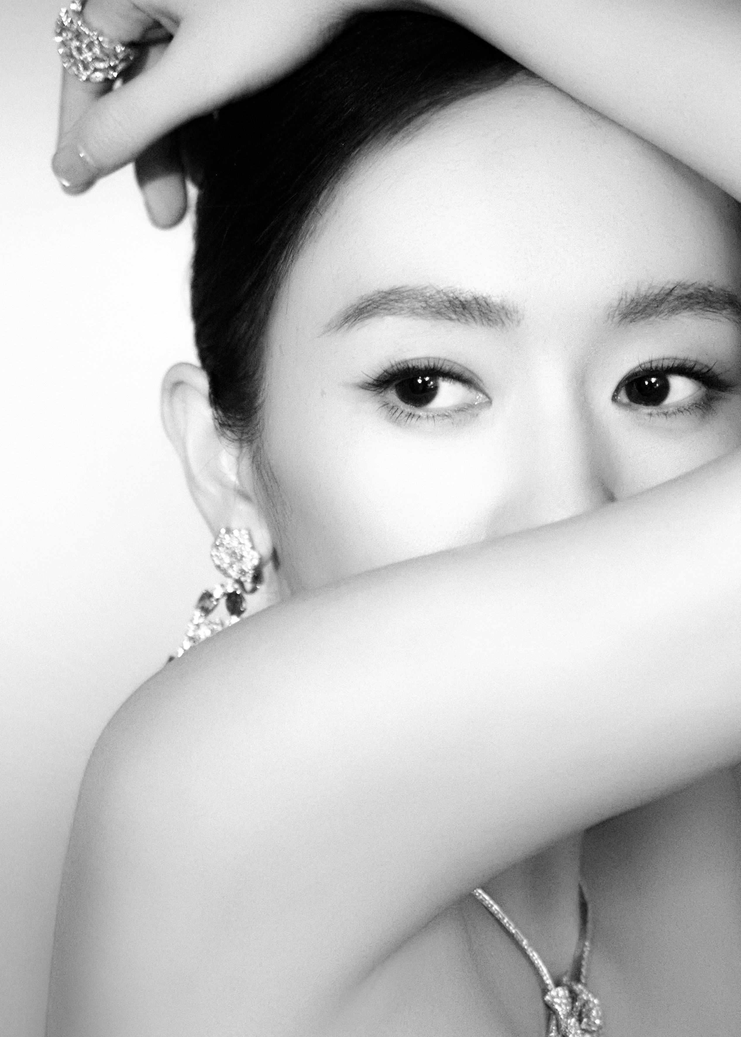 的微博视界大会 出发图释出，身穿一条带有五十朵立体玫瑰装饰的繁花长裙，造型精致，