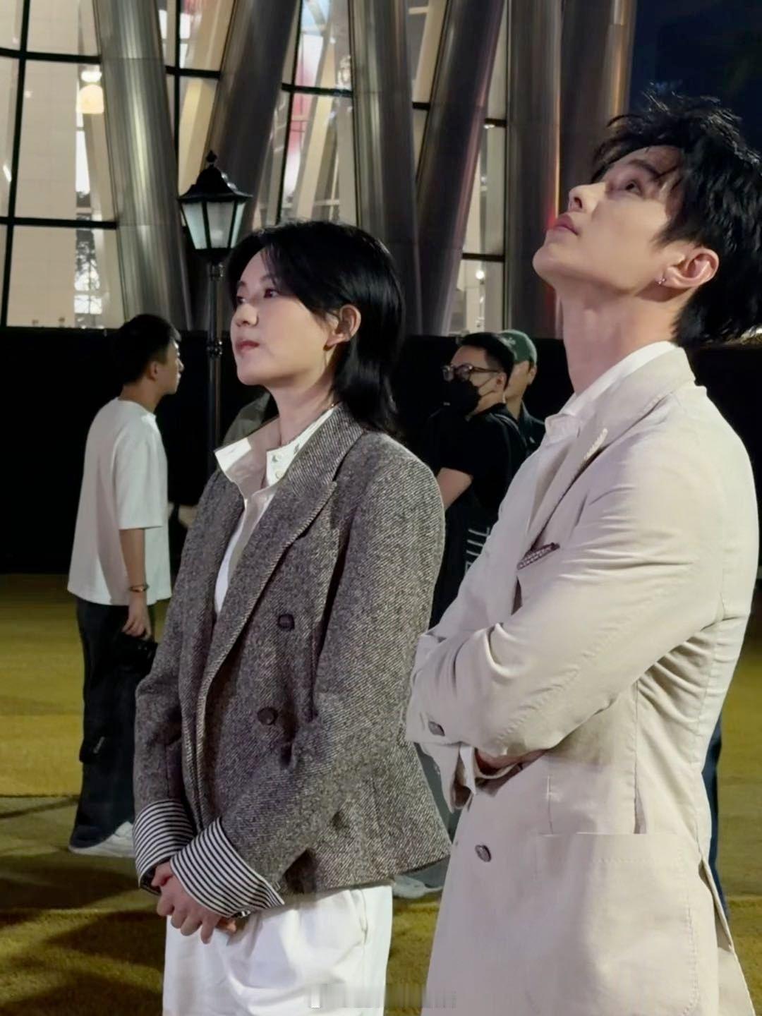  谁能想到陆柯燃和何与会同框聊天！活动候场区的两人同框画面被路人拍到，造型都好亮