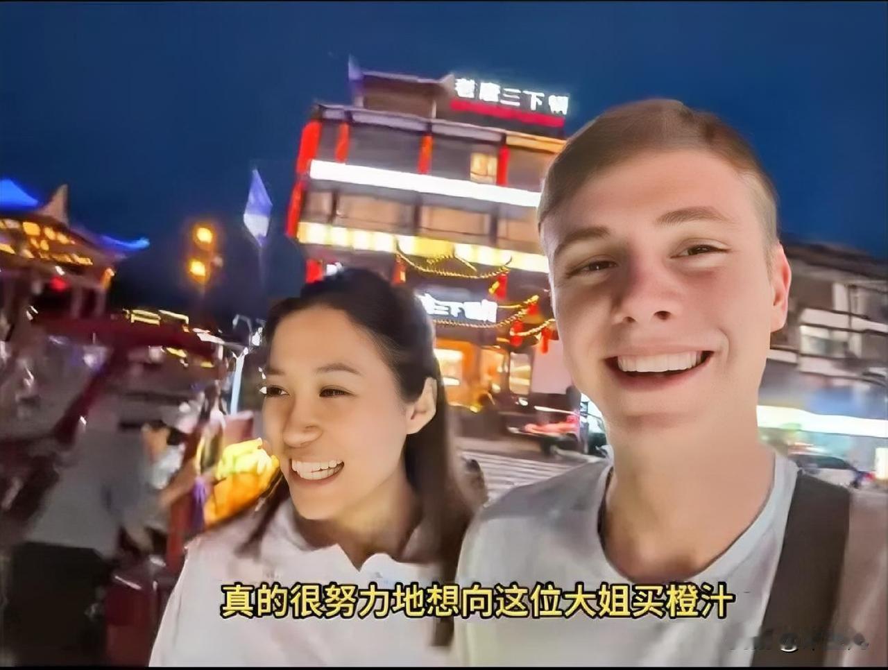 “麻辣烫女孩”带火的不只是麻辣烫，
还有橙汁儿，还有香蕉，还有烤串，
看来这是走