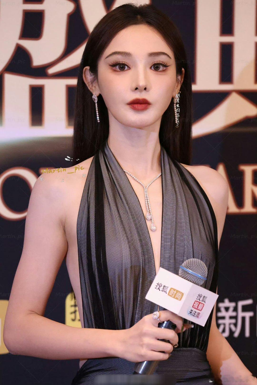 彭小苒把深v缝起来了 小苒还是跟我太见外了，我追东宫的时候为你掉了多少眼泪呀