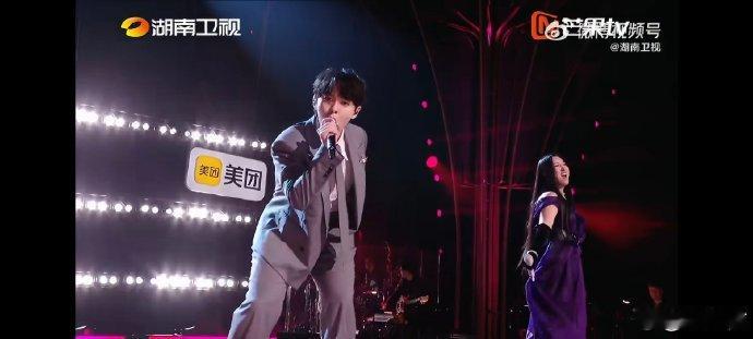 歌手直播锤娜丽莎飙高音歌手2026广场评论区全是好评，实打实靠唱功圈粉无数 