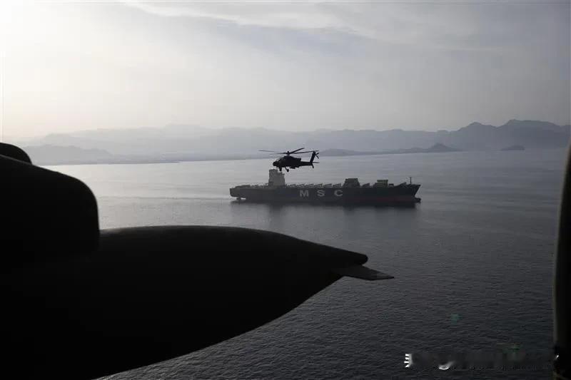 一觉醒来，中东传来坏消息！特朗普：美军把伊朗货船炸了个洞！

 
4月20日，无