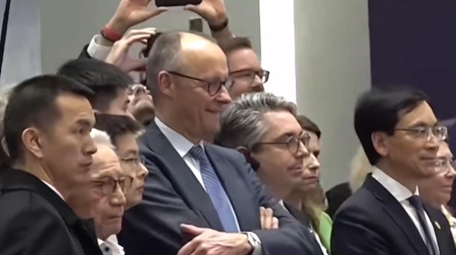 德国总理默茨在杭州观看人形机器人表演功夫！
2月26日，德国总理默茨已经抵达杭州