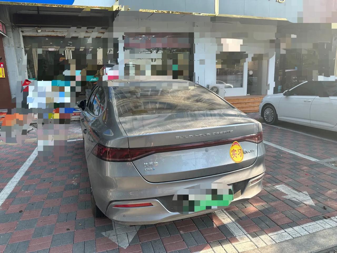 现在买个比亚迪开，跟买个iPhone手机一样，因为卖的太好了，成了街车