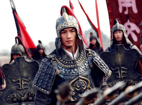 宇文成都死前最后一战，没举凤翅镏金镋，而是单膝跪在洛阳玄武门外，用断镋尖在地上划