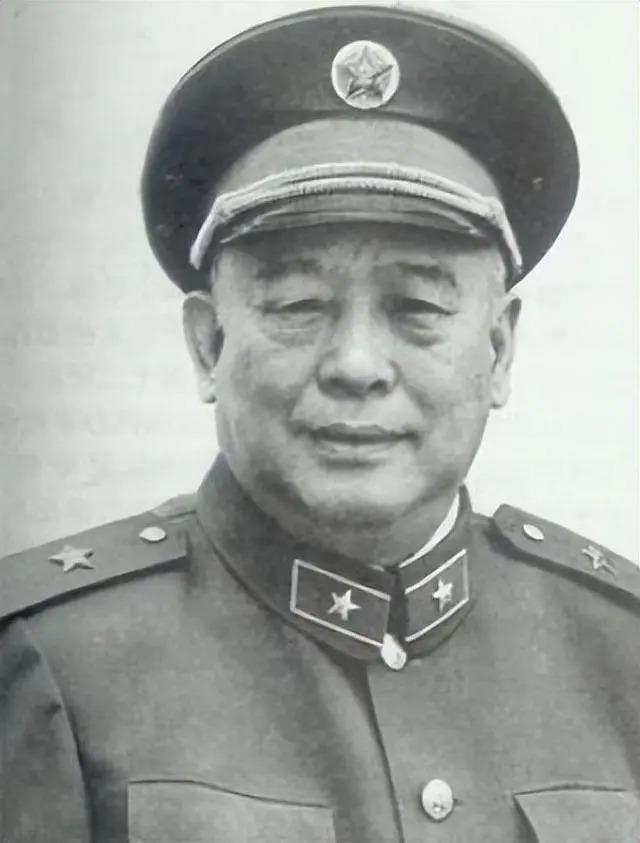 1983年，时任总政主任余秋里中将回乡探亲，弟弟余财发却不愿相见，村长亲自去请也