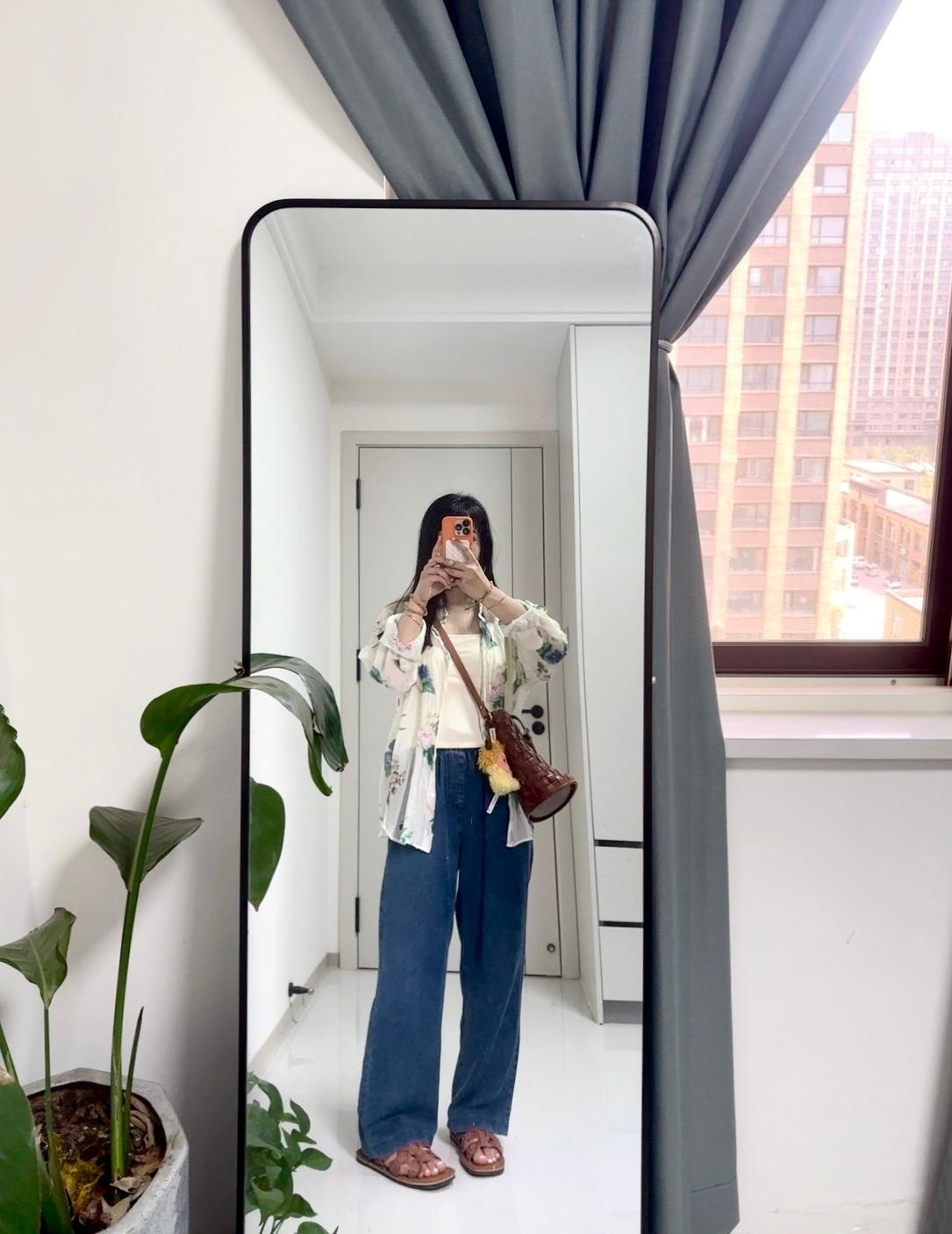满柜子的衣服 可每天还是觉得没衣服穿
这是女人通病吧 ​​​