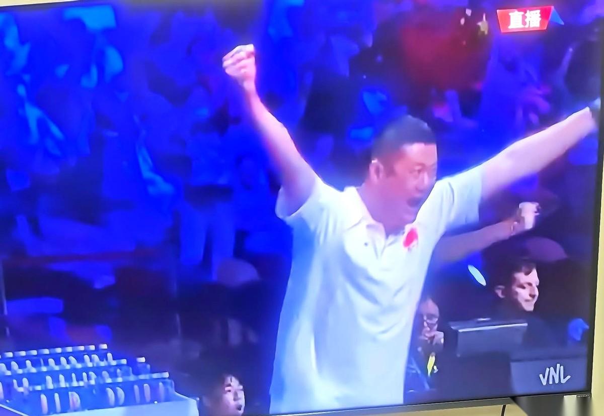 谁敢信？！倒数第一把正数第一给办了！
3比2！中国女排硬生生把美国队拉下了马！