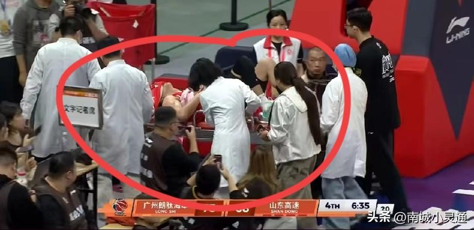 山东高速输球，郭艾伦突发状况受伤，突破倒地后被担架车拉出场！希望郭艾伦没事。[祈