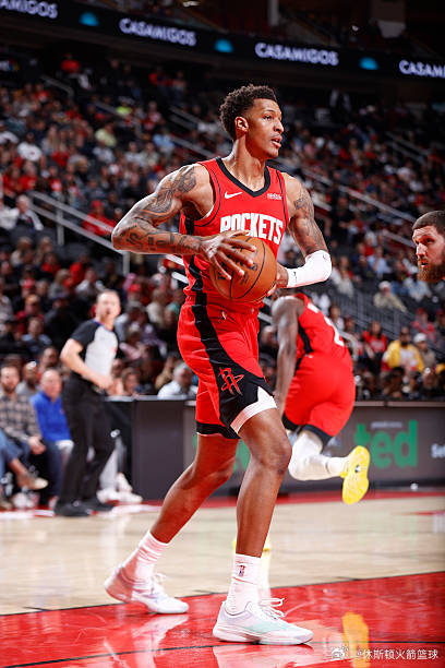 贾巴里·史密斯本赛季数据：▪️15.4分（生涯新高）▪️6.8篮板▪️1.8助攻