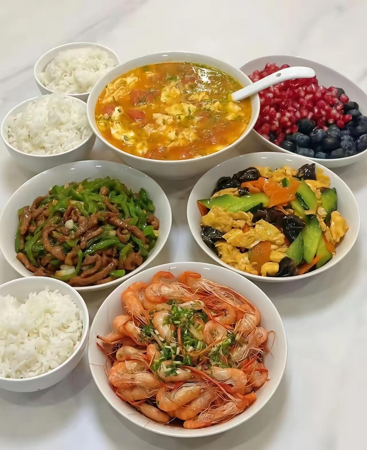 同事在朋友圈晒出一家三口的晚餐，问“吃这样的晚饭，在全国算什么水平？”

要我说