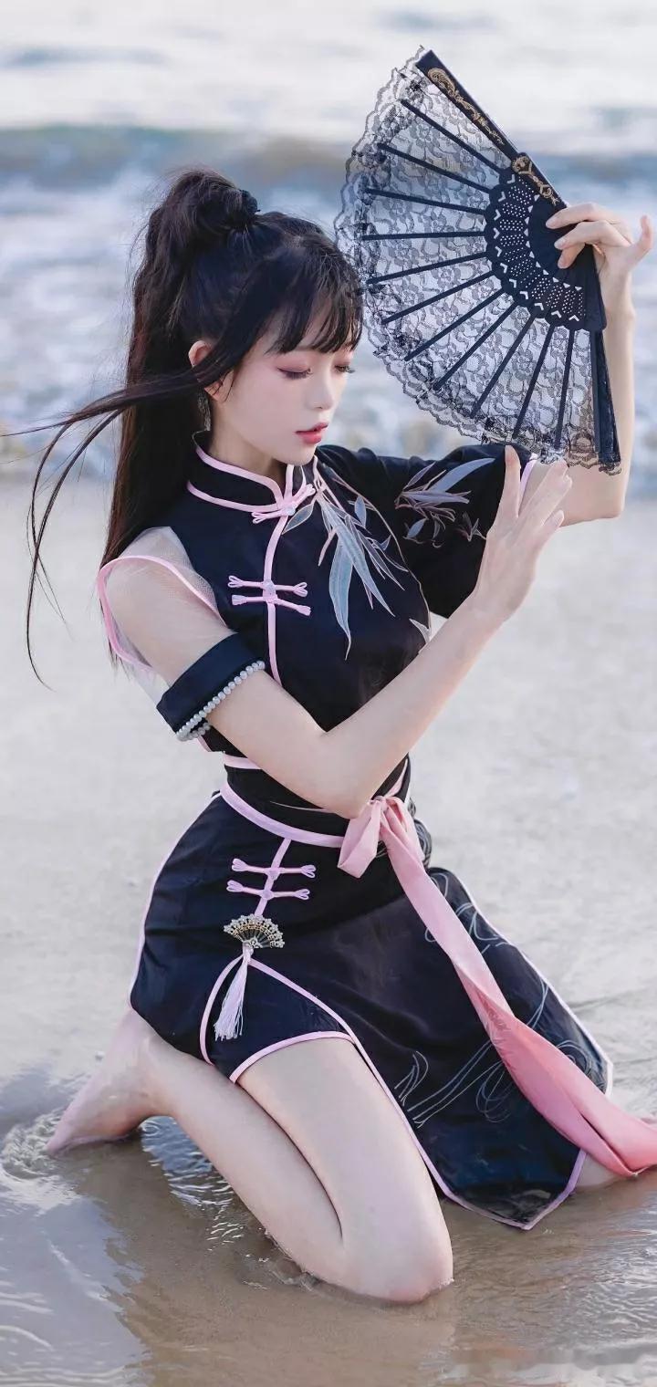 古风海边少女，手持团扇，梦幻唯美。伞少女国风古韵 古风美女 `