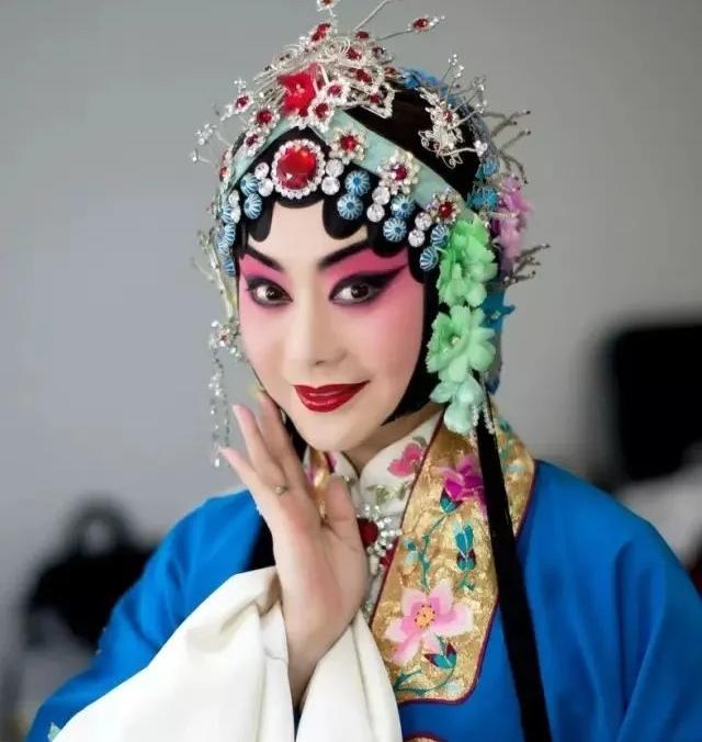 李胜素人美艺高，在古典京剧表演方面出类拔萃，值得称道。仅此不够，作为领导还应在发