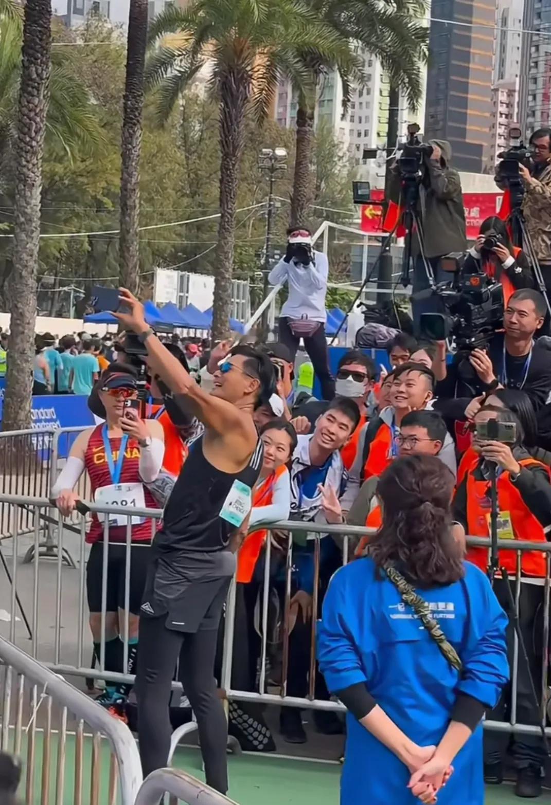 周润发参加马拉松比赛
现场和粉丝们拍照
大家都满脸笑容
他真的太亲切了
没什么明