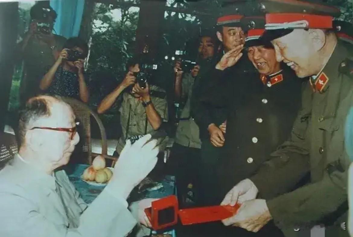 1988年7月，洪学智将军代表军委向聂荣臻元帅颁发中国人民解放军一级红星功勋荣誉