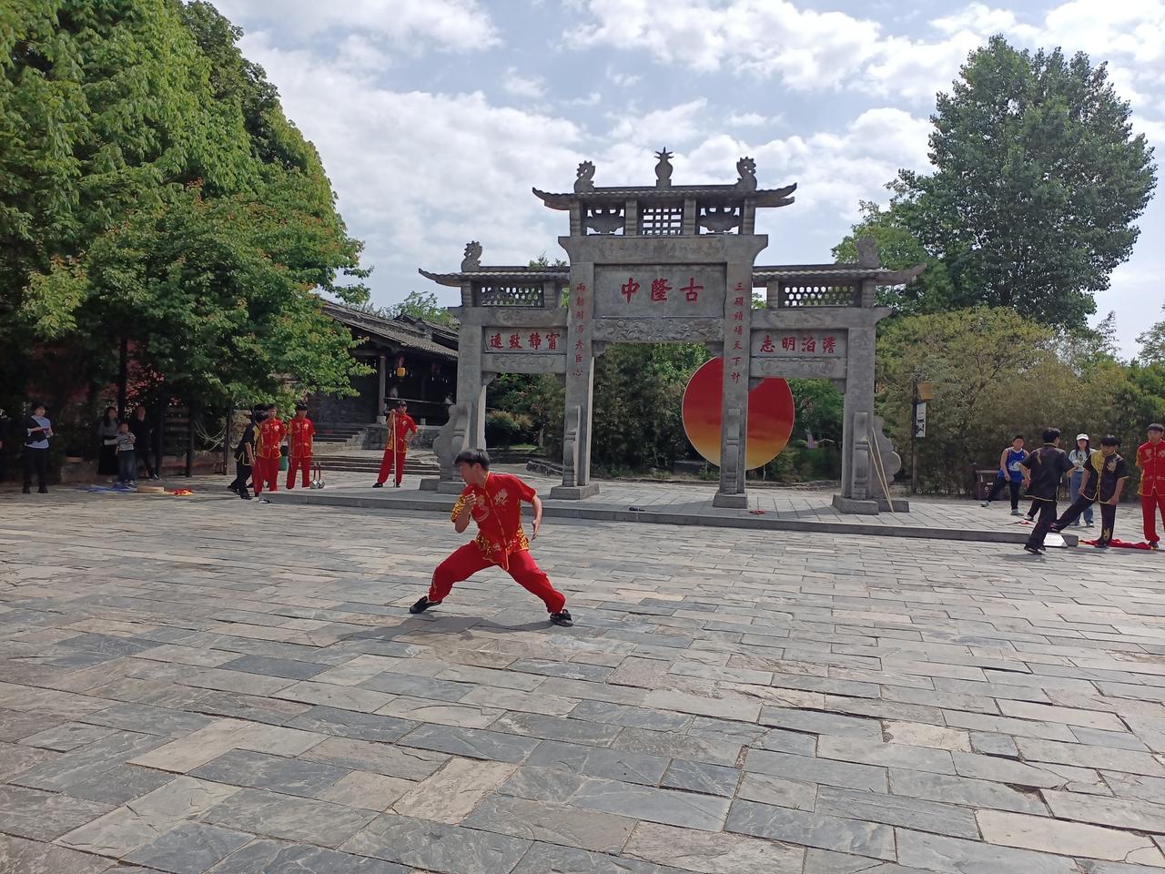 有人说有病了及时去医院看。       
     这话说的很对。但很多人都是有