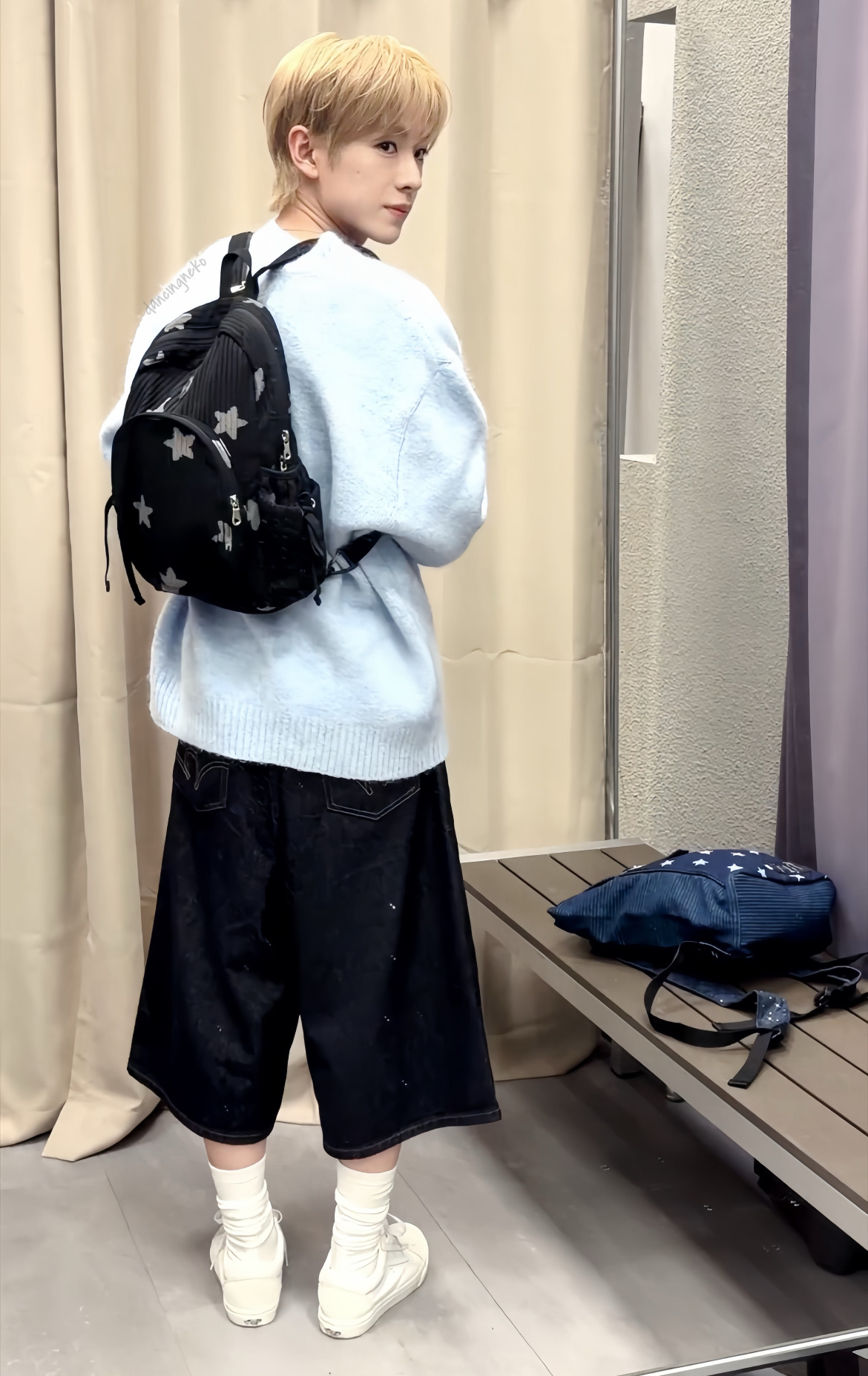 志志啊 记得带上小书包 还有水壶妈妈给你装了热水 有点重自己要拿好别乱晃等会掉了