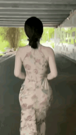 美女挡路，按了半天喇叭，她装作没听见，咋办？