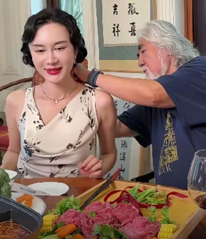 怪不得杜星霖愿意嫁给大她30多岁的大导演张纪中，虽然张纪中70多岁了，但是他居然