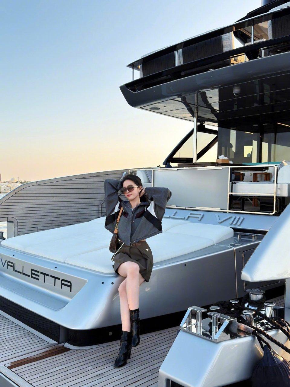 刘亦菲在游艇看日落 刘亦菲每次都美我一大跳，在游艇赏日落，好养眼的画面！刘亦菲游