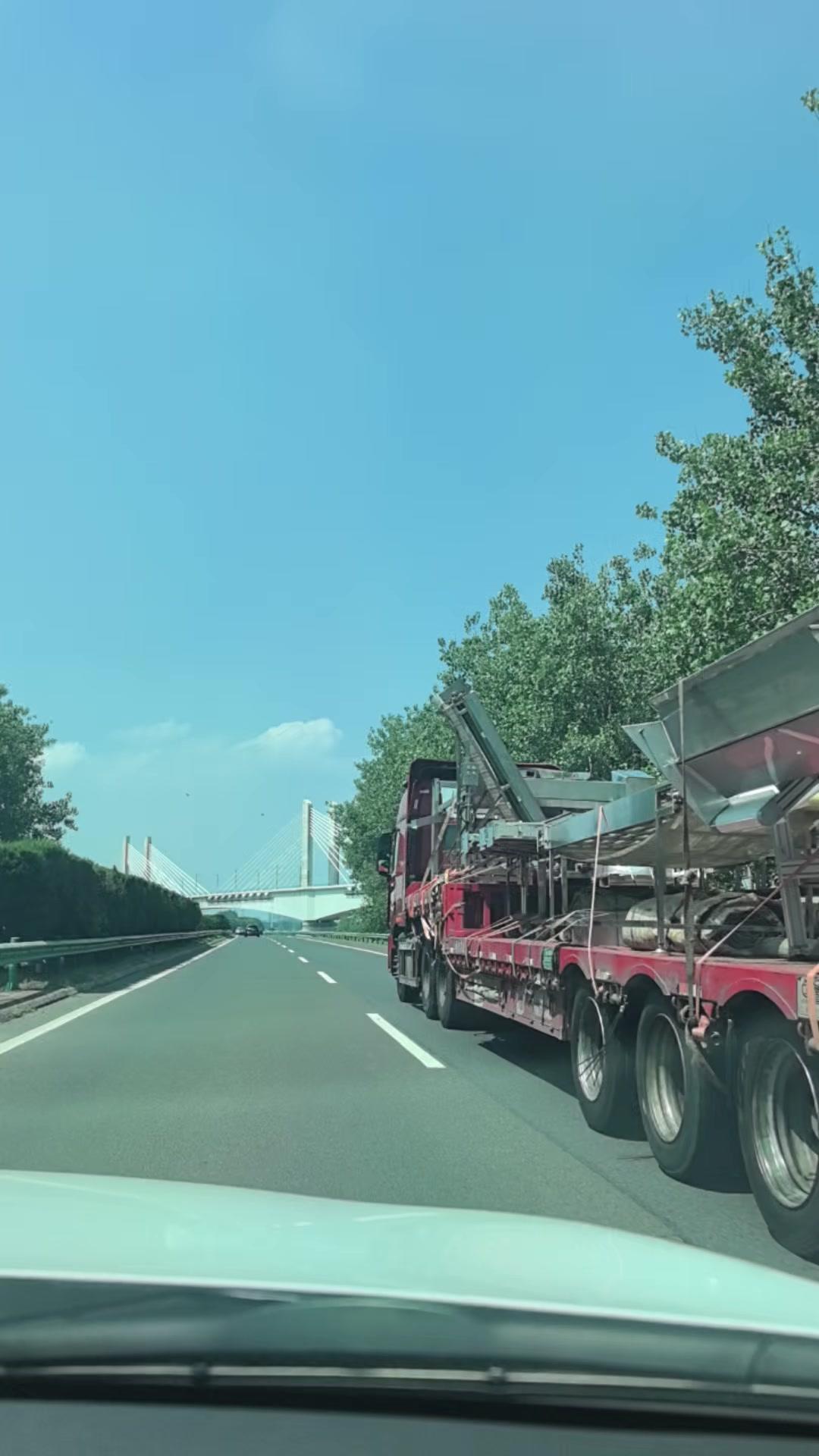 淮蚌高铁跨京台高速大桥真的超雄伟！现代感十足的桥体，在阳光下熠熠生辉。从远处看，
