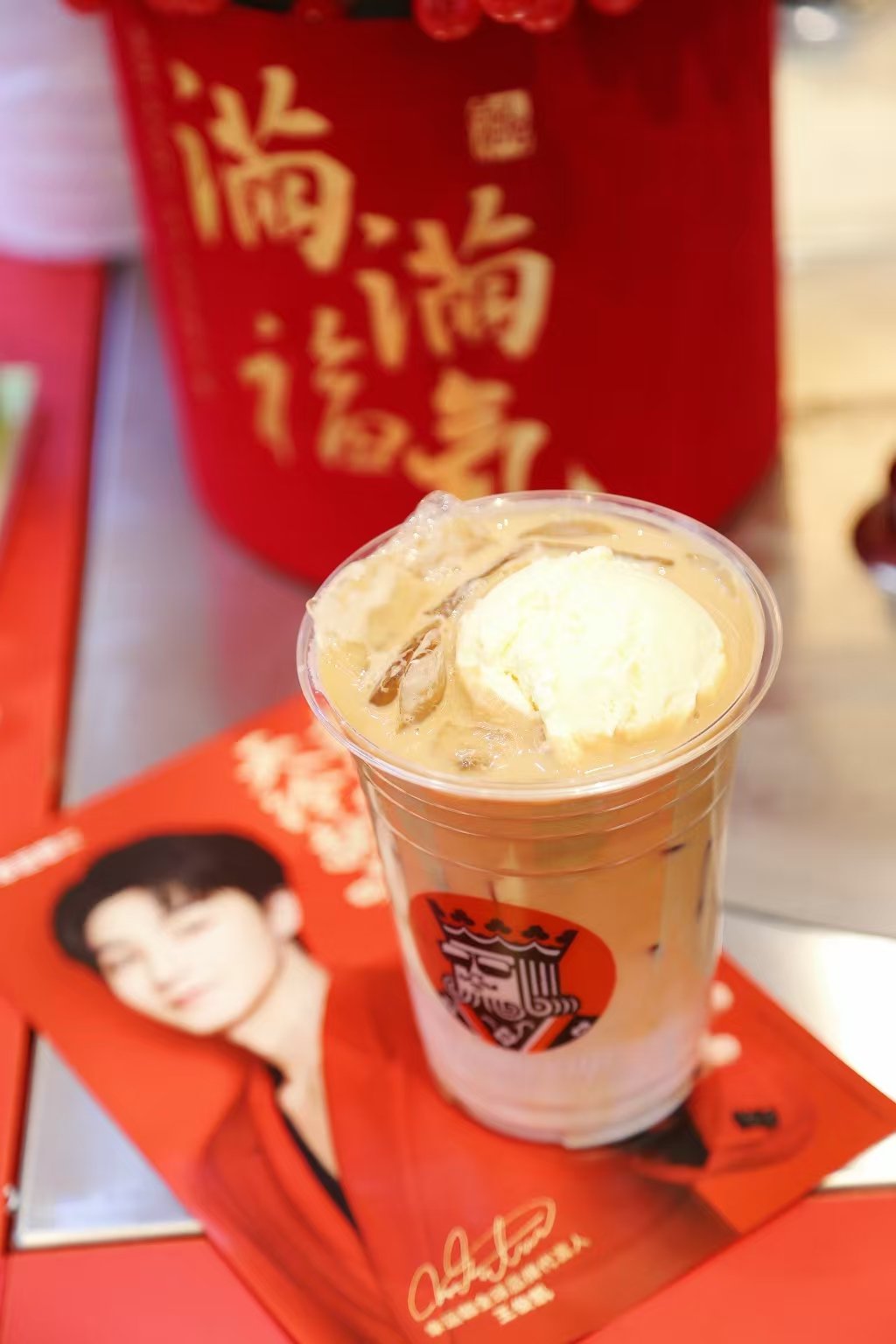 王俊凯的幸运老K有球必应  新年的幸运老K周边简直是王俊凯给粉丝的特别礼物！带上