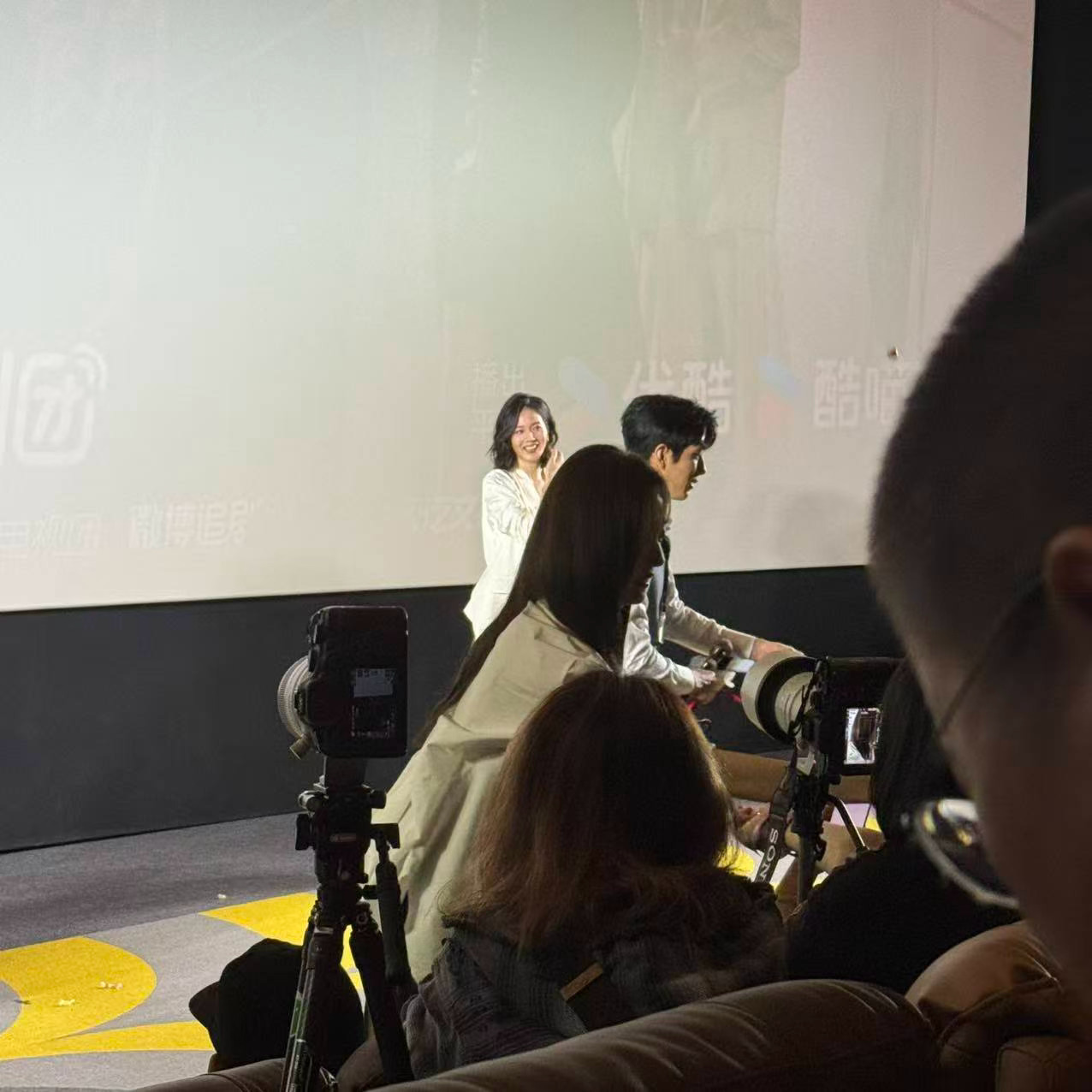 井柏然孙千现场抢狗本来还磕得美滋滋，正看两人复刻醉酒戏氛围感拉满，拍完孙千直接害