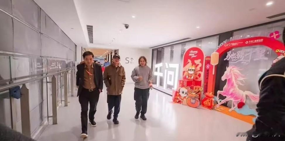 马云现身杭州阿里总部千问办公楼。
2月4日，阿里巴巴创始人马云现身杭州阿里千问春