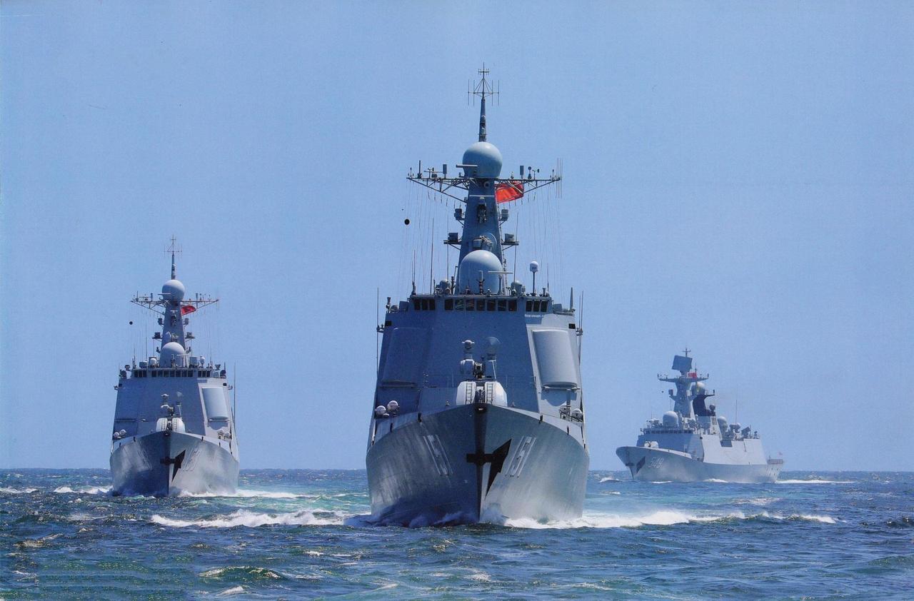 到2022年风向变了，南北海域各增一舰。佩洛西闹剧收场后，东部外海顺理成章钉进一