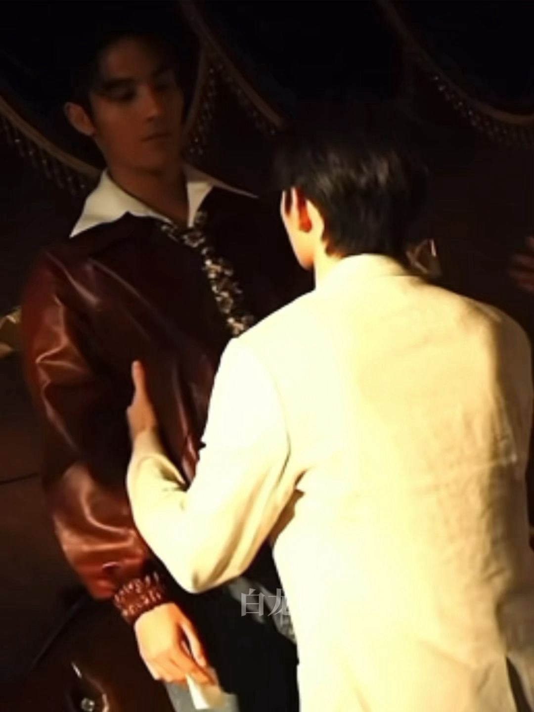 正片是猝不及防接住 但花絮是一次次预先托在腰侧、准备纳入怀中的手 