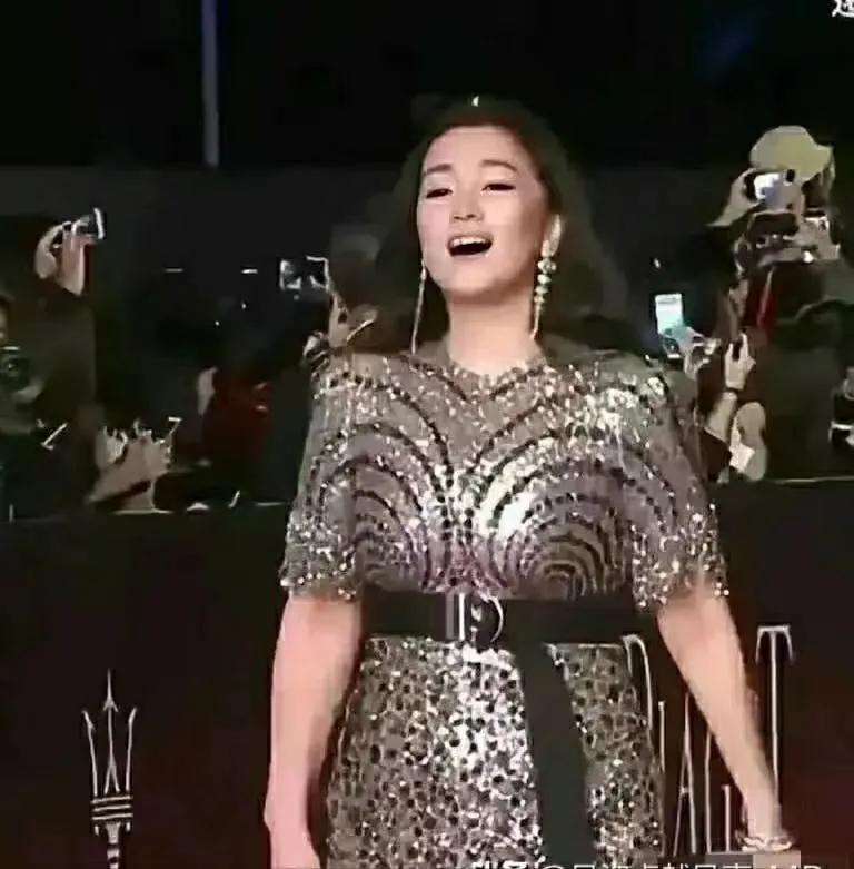 最近出现在时尚圈的巩俐，气场依然十分强大，保持着一贯的女王风范。不过，感觉巩俐最