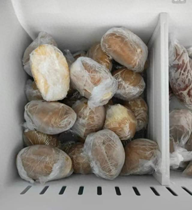 男子为健身常年吃土豆等粗粮，为避免发芽囤一冰柜熟土豆，营养专家：冷冻会使抗性淀粉增加升糖更慢，但复热