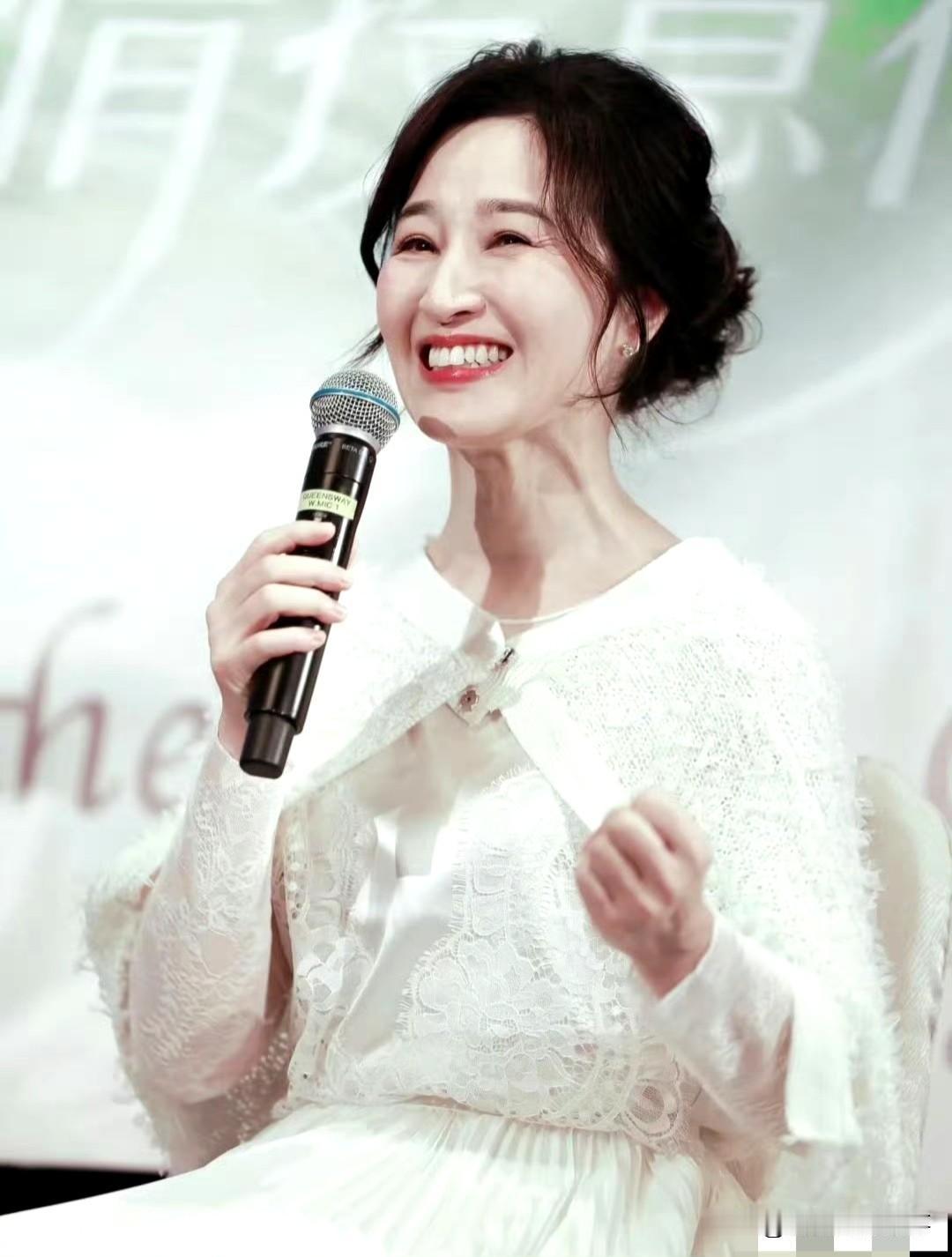 《关咏荷的20年之约：她把“重逢”酿成了温柔的糖》
 
20年前一句轻诺，关咏荷