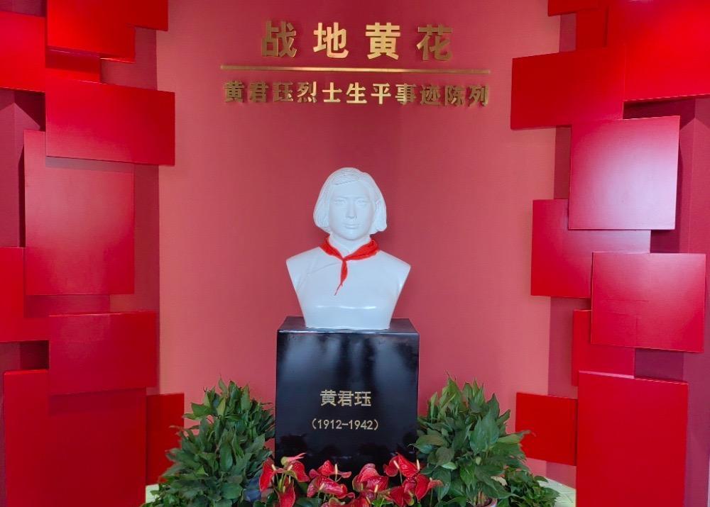 1942年，一名年轻漂亮的女战士为掩护战友转移，被日军围困洞穴。日本军官在洞口踱
