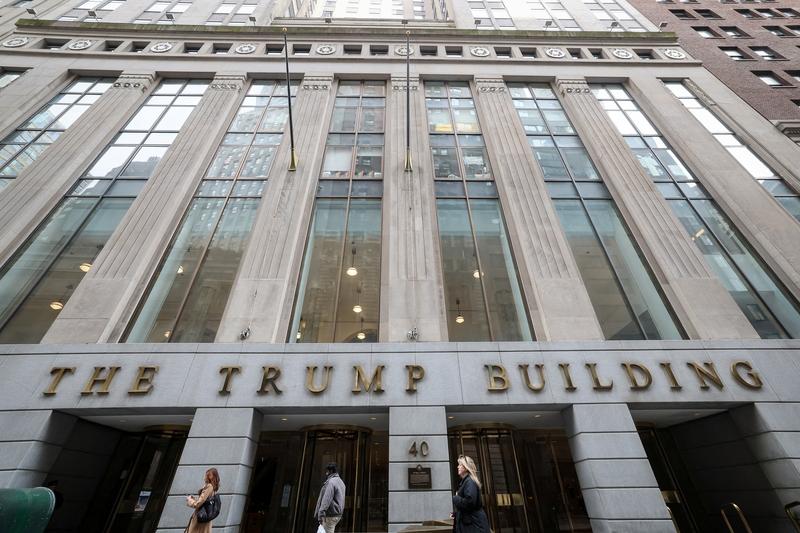 华尔街与特朗普的关系挺复杂。起初，二者有过蜜月期。2024年2月中旬，华尔街大佬