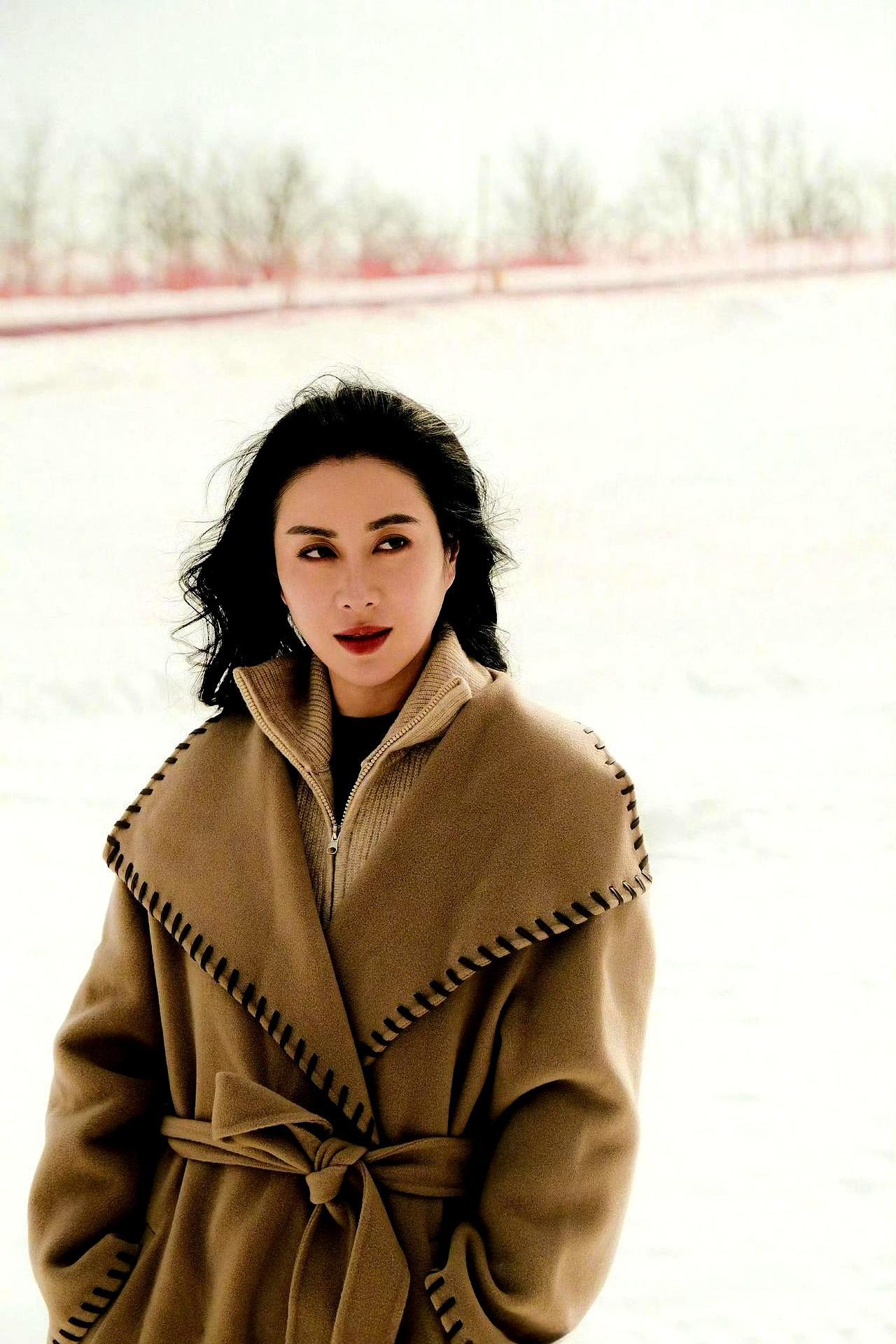 金像奖女星跑去拍竖屏短剧当婆婆。你肯定以为她混惨了，人家只用8天，硬砸出10亿播