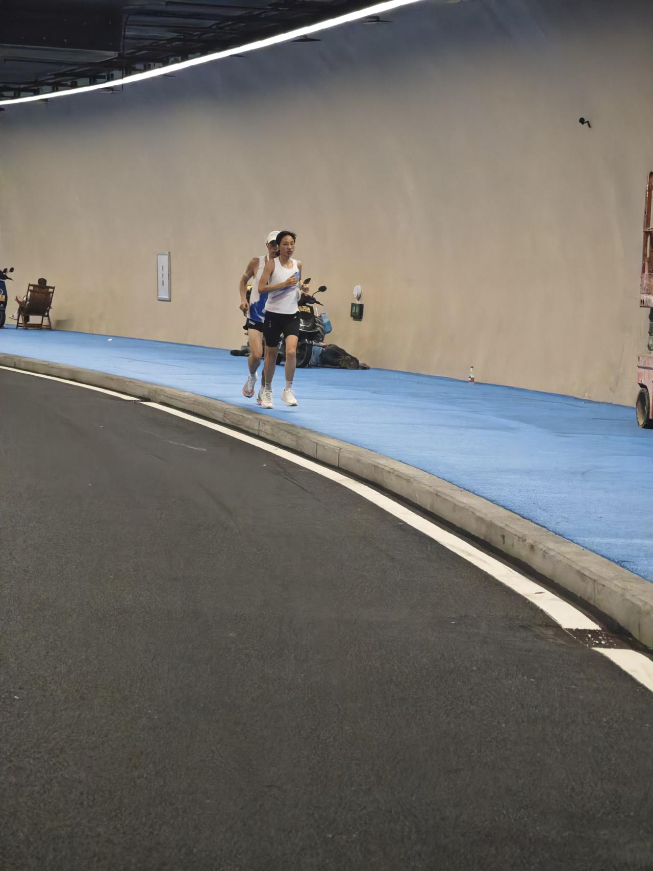 梅峰隧道 张水华现身跑马拉松