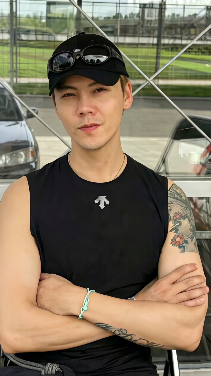 陈伟霆  夏天真的很好，可以在陈伟霆的大花臂上荡秋千……