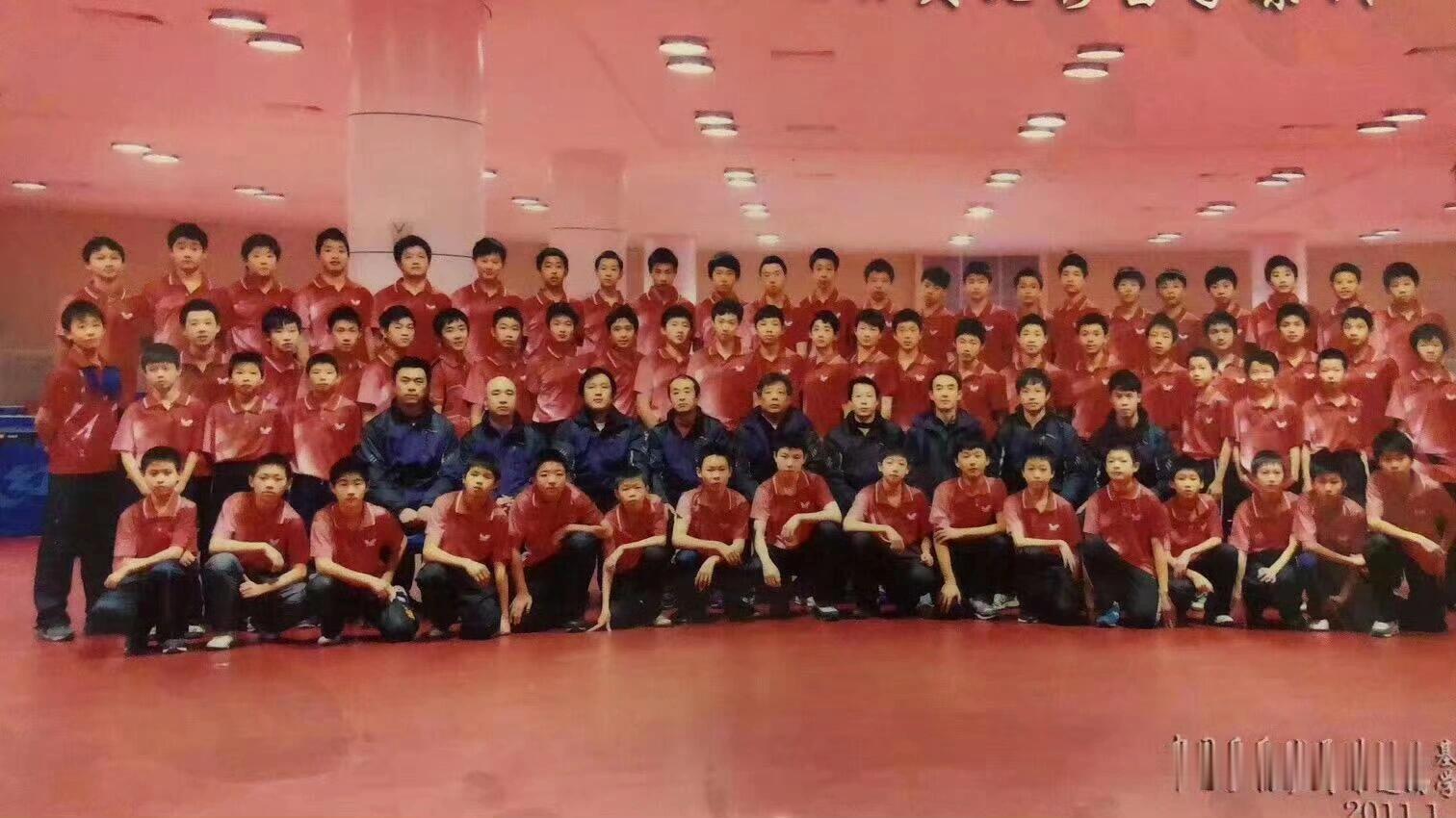 樊振东和同学游玩樊振东明信片加一，和同学一起游玩了！八一队的少年！樊振东旅行合影