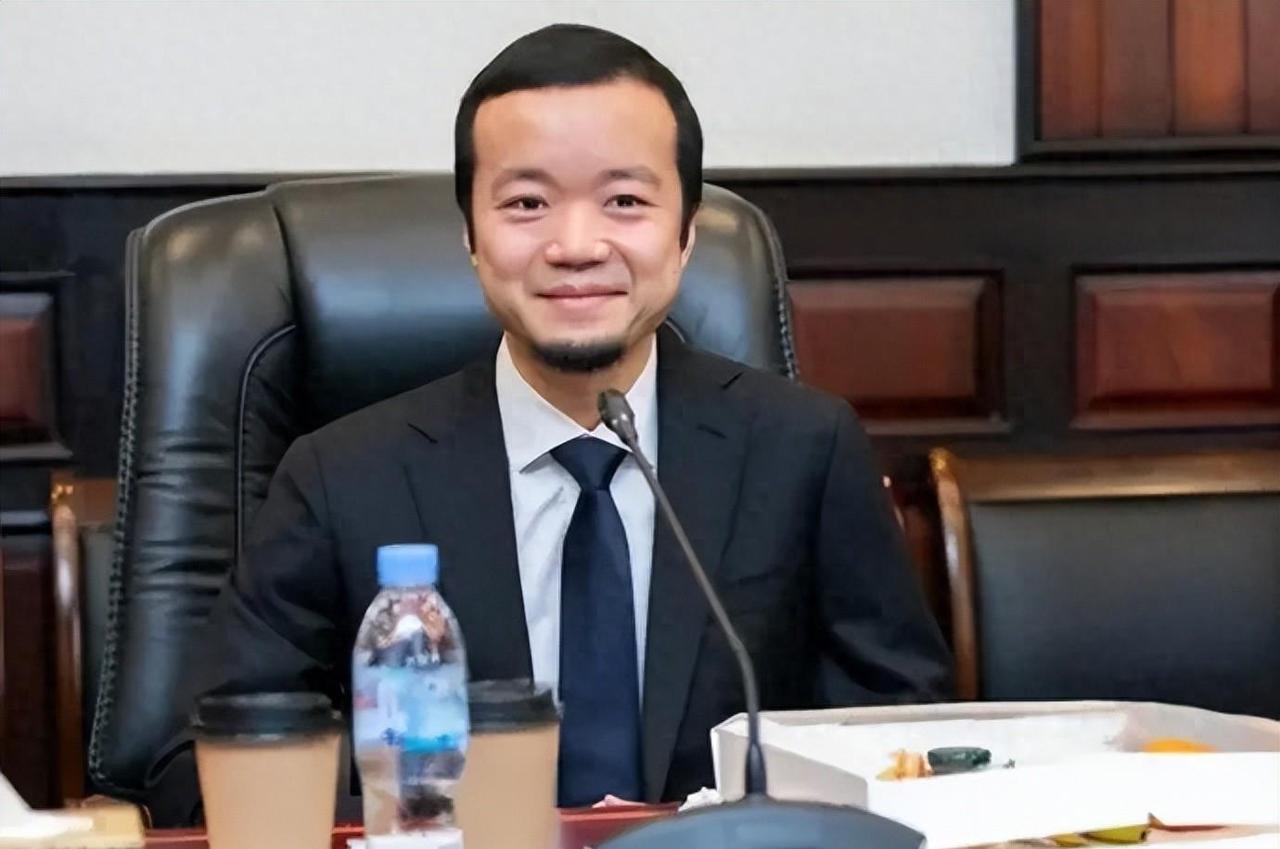 柬埔寨政府被美国弄得好尴尬哟
老美要抓的诈骗头子正是柬家扶养的“太子”，肉没吃着