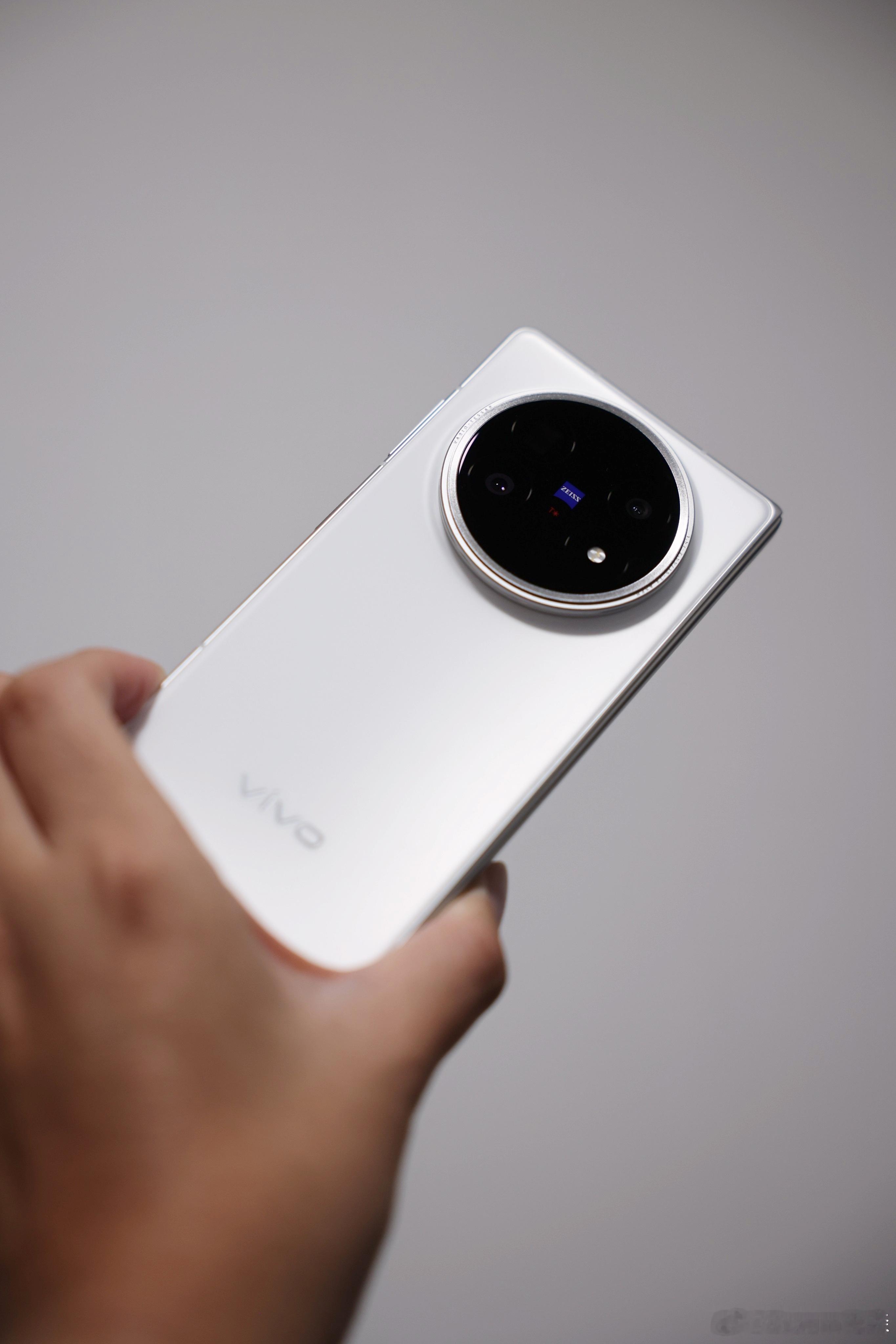vivo X Fold5白色真机，这个机器宣传点在苹果搭档我觉得还挺正确的，真的