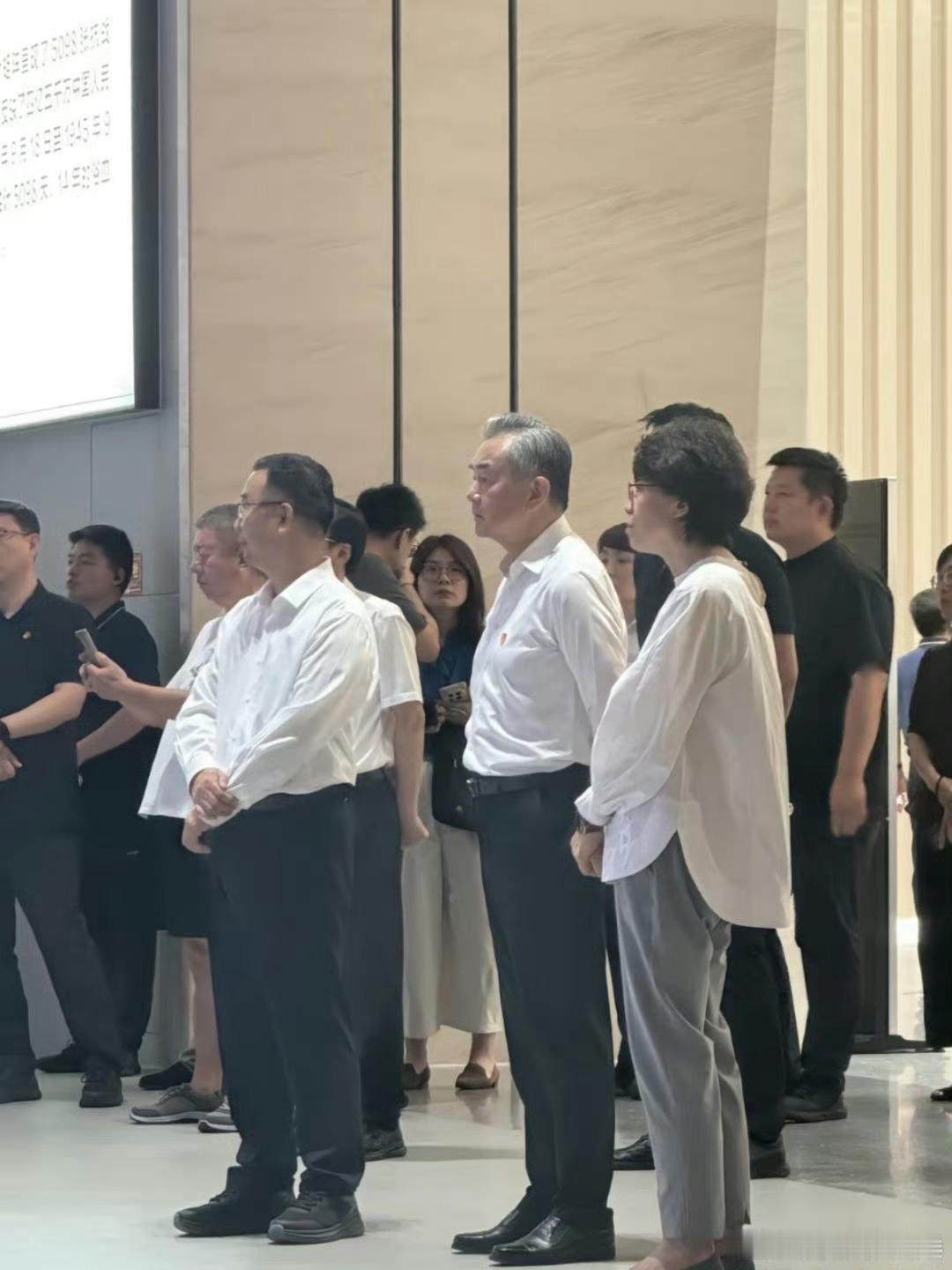 网友在中国人民抗日战争纪念馆偶遇王毅外长｜去年今日 