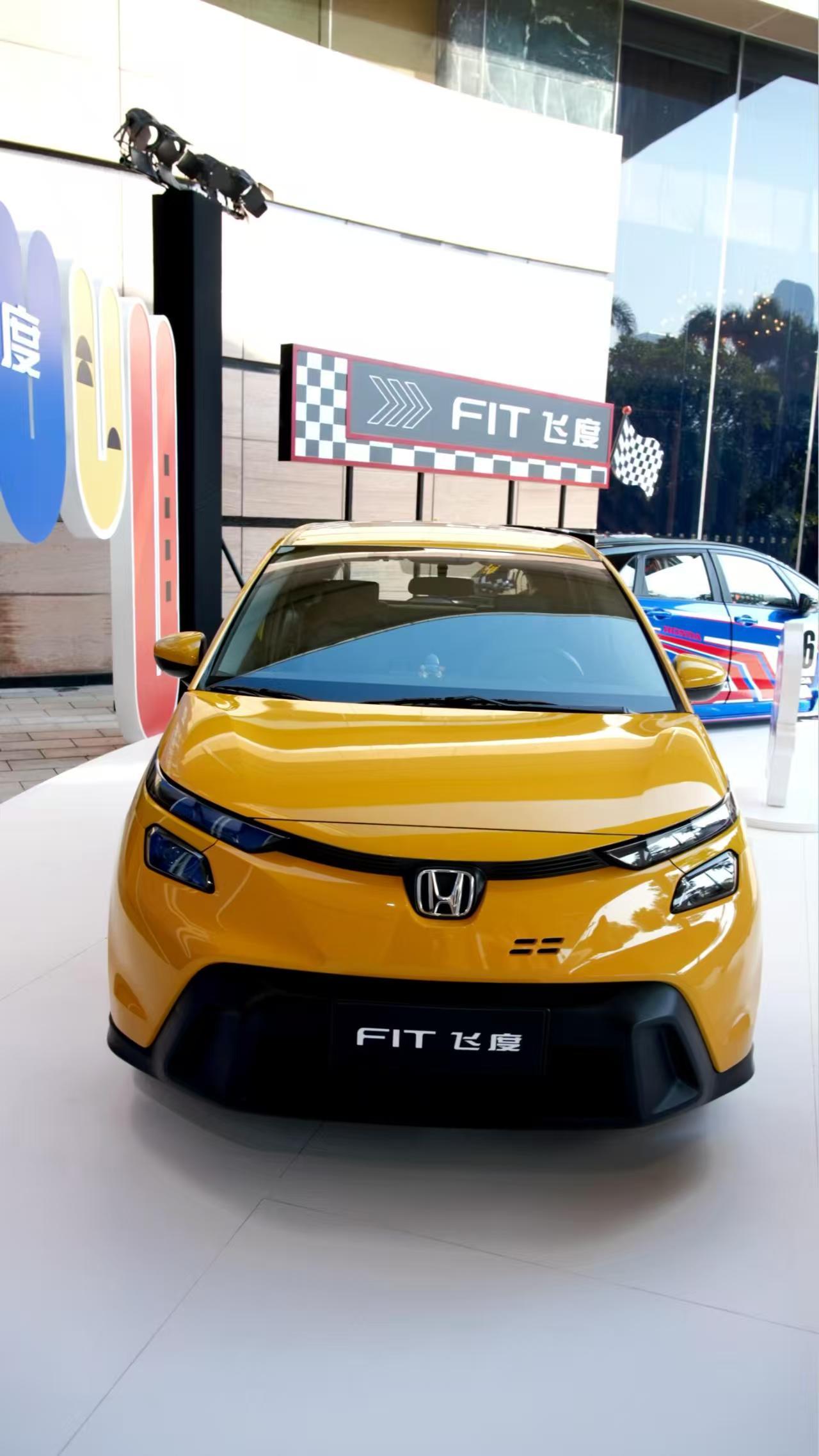 后排魔术座椅能向上翻折，放个盆栽或者大件行李特别方便。 